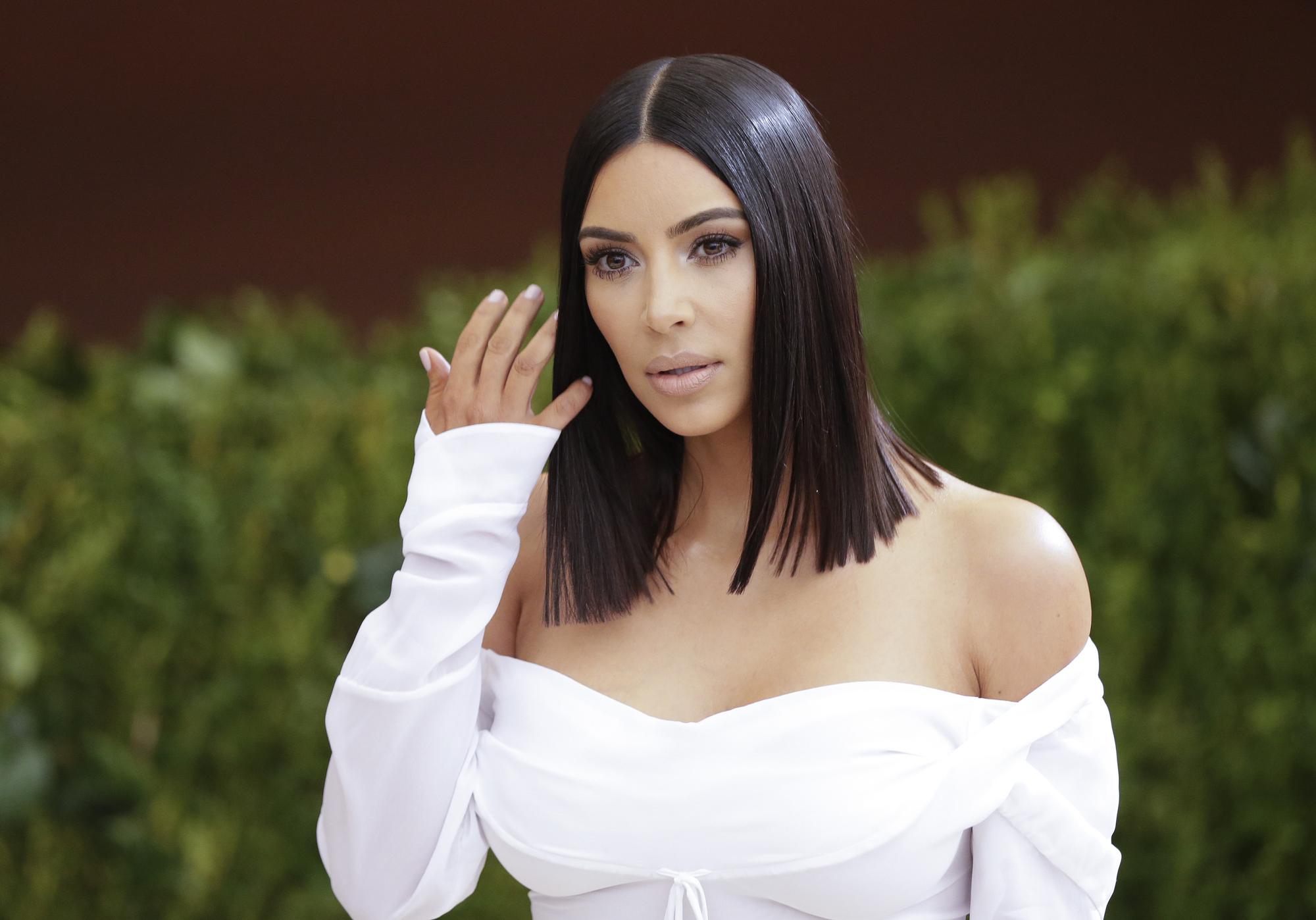 Kim Kardashian pristato naują maudymosi kostiumėlių liniją ir demonstruoja sportiškas kūno formas