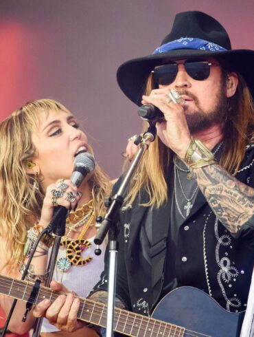 Kodėl tarp atlikėjos Miley Cyrus ir jos tėčio Billy Ray Cyrus perbėgo juoda katė?