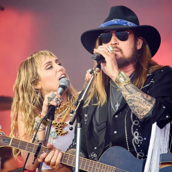 Kodėl tarp atlikėjos Miley Cyrus ir jos tėčio Billy Ray Cyrus perbėgo juoda katė?