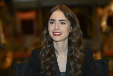 Kopijuok „Emilija Paryžiuje“ žvaigždę Lily Collins: natūraliai atrodančių garbanų efektas