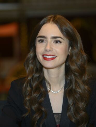 Kopijuok „Emilija Paryžiuje“ žvaigždę Lily Collins: natūraliai atrodančių garbanų efektas