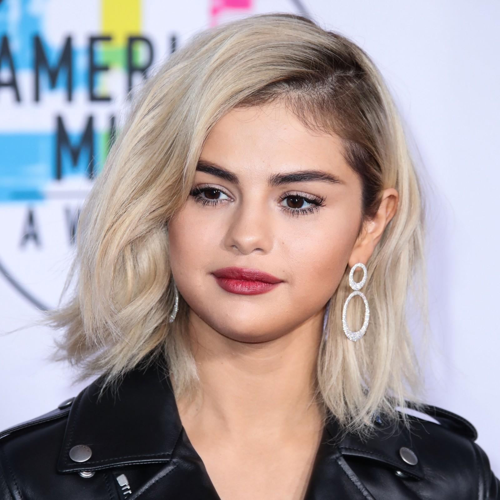 Kosmosėlis: Selena Gomez naujausioje fotosesijoje demonstruoja nepriekaišingą pavidalą (FOTO)