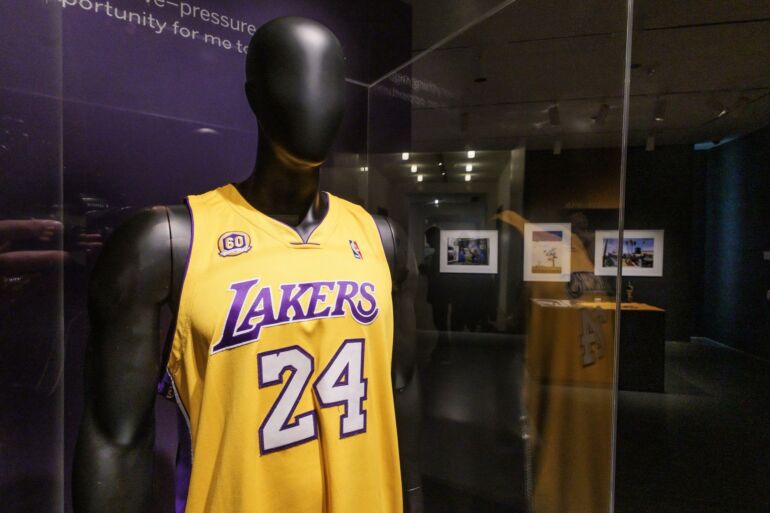 Krepšinio legendos K. Bryant marškinėliai aukcione parduoti už 5