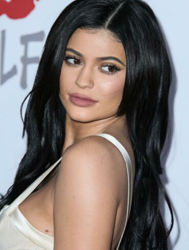 Kylie Jenner gerbėjų linčiuojama dėl padidėjusių kūno formų (FOTO)