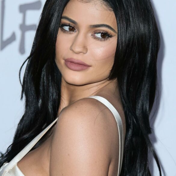 Kylie Jenner gerbėjų linčiuojama dėl padidėjusių kūno formų (FOTO)