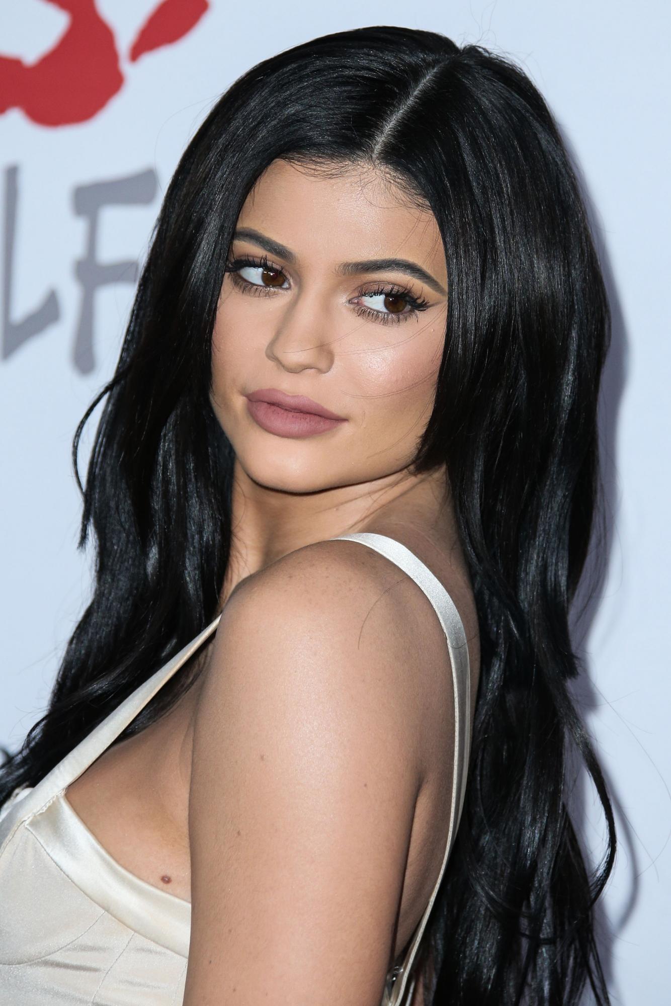 Kylie Jenner gerbėjų linčiuojama dėl padidėjusių kūno formų (FOTO)