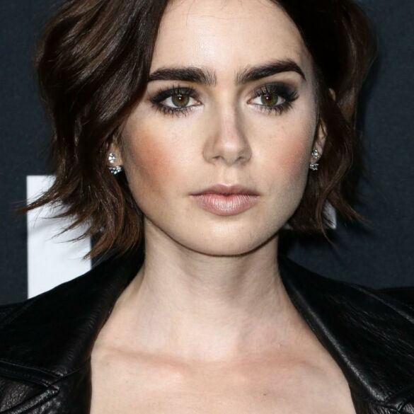 Lily Collins paatviravo apie „toksišką“ buvusįjį: emocinė prievarta sukėlė nerimą ir panikos priepuolius