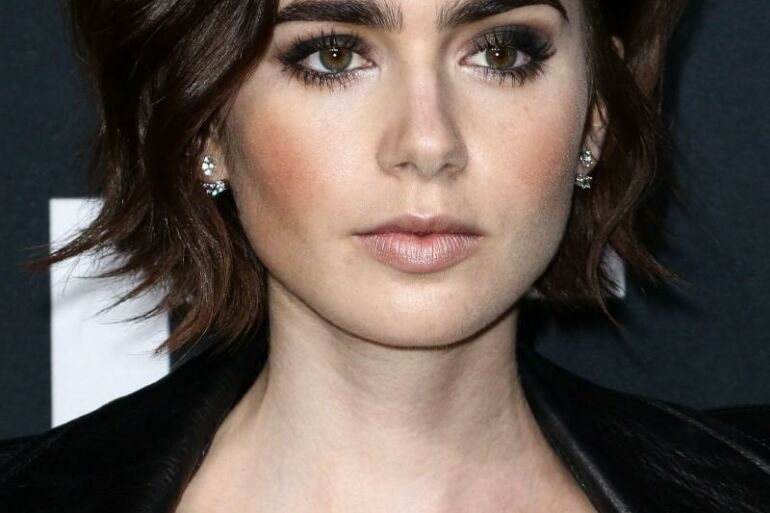 Lily Collins paatviravo apie „toksišką“ buvusįjį: emocinė prievarta sukėlė nerimą ir panikos priepuolius
