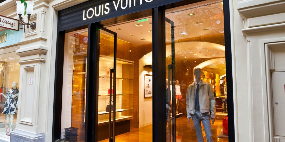 „Louis Vuitton“ pristatė prieštaringai vertinamą kolekciją: pagrindinis simbolis - „Z“ raidė
