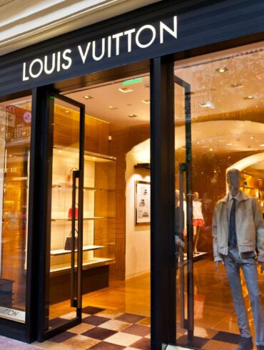 „Louis Vuitton“ pristatė prieštaringai vertinamą kolekciją: pagrindinis simbolis - „Z“ raidė