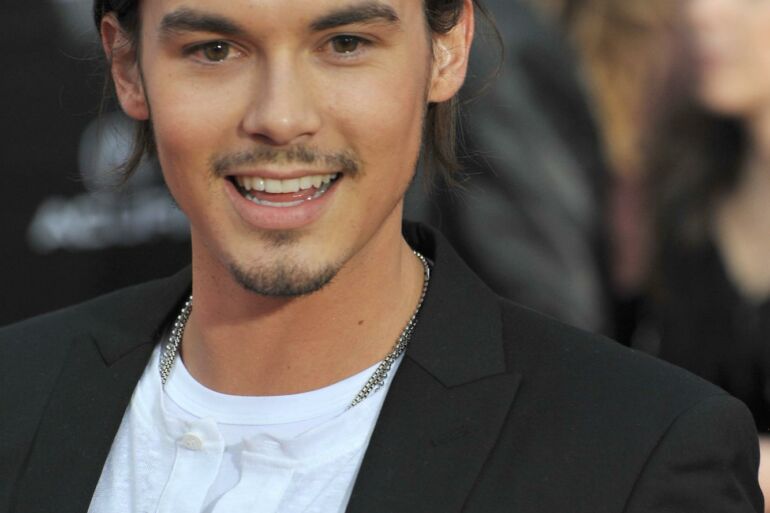 Meilės kerai: "Pretty Little Liars" karštuolis Tyler Blackburn atskleidžia