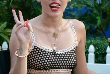 Miley Cyrus elgesys su seserimi pribloškė(FOTO)