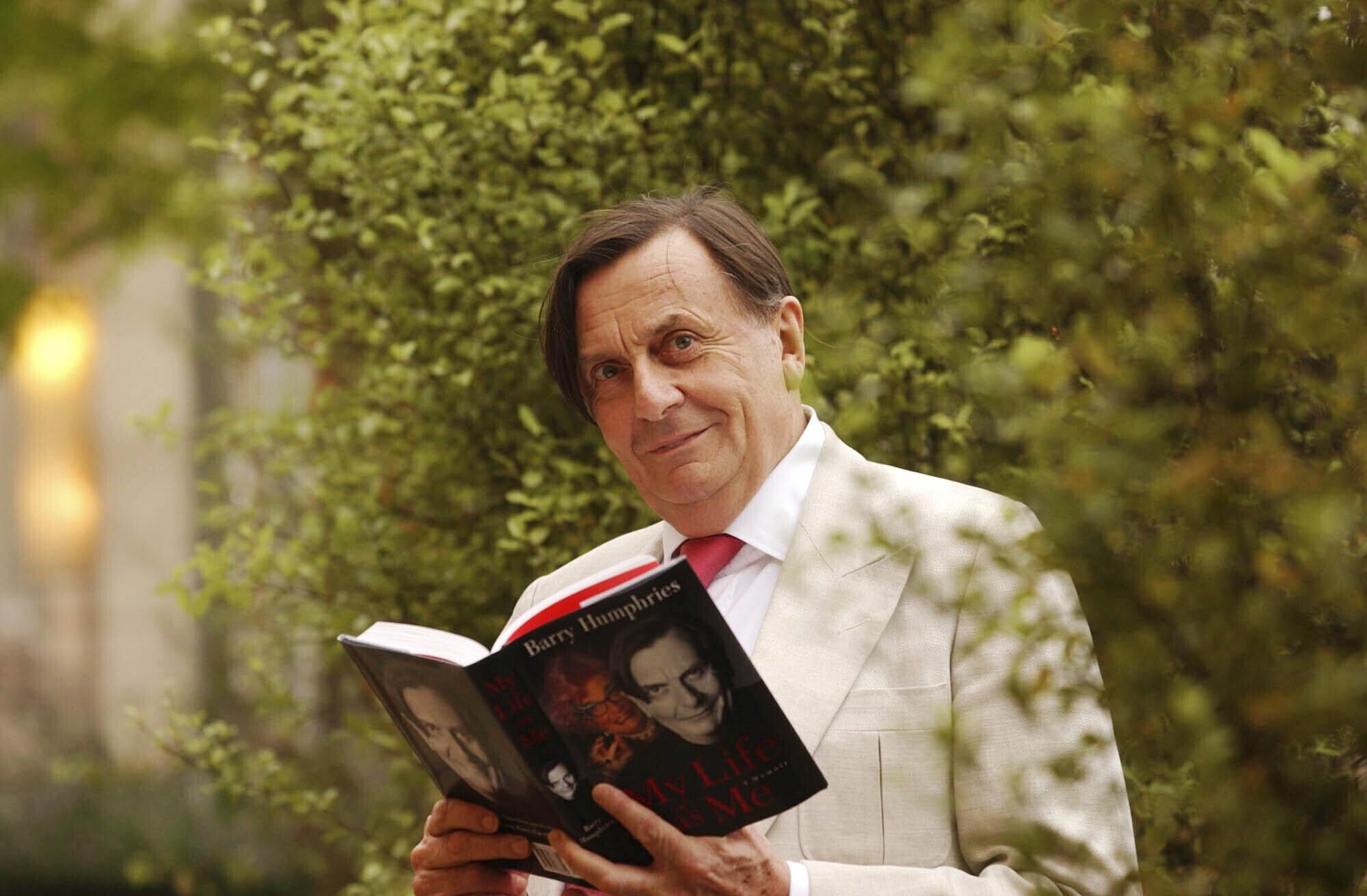 Mirė australų pramogų pasaulio atstovas Barry Humphriesas