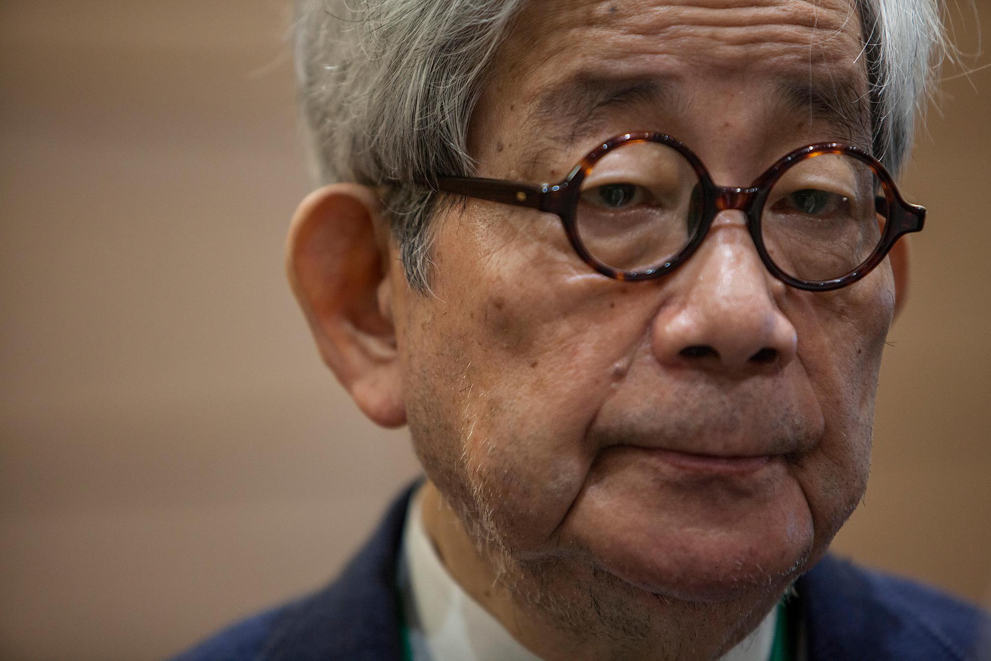 Mirė Nobelio premijos laureatas japonų rašytojas Kenzaburo Oe