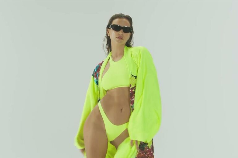 Modeliai Irina Shayk ir Joan Smalls pasirodė Beyonce „Ivy Park“ kolekcijos reklaminėje kampanijoje