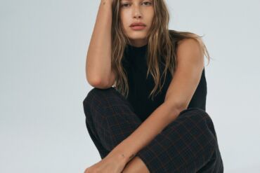 Modelis Hailey Bieber pademonstravo savo idealias kūno formas „Levi's“ reklaminėje kampanijoje (FOTO)