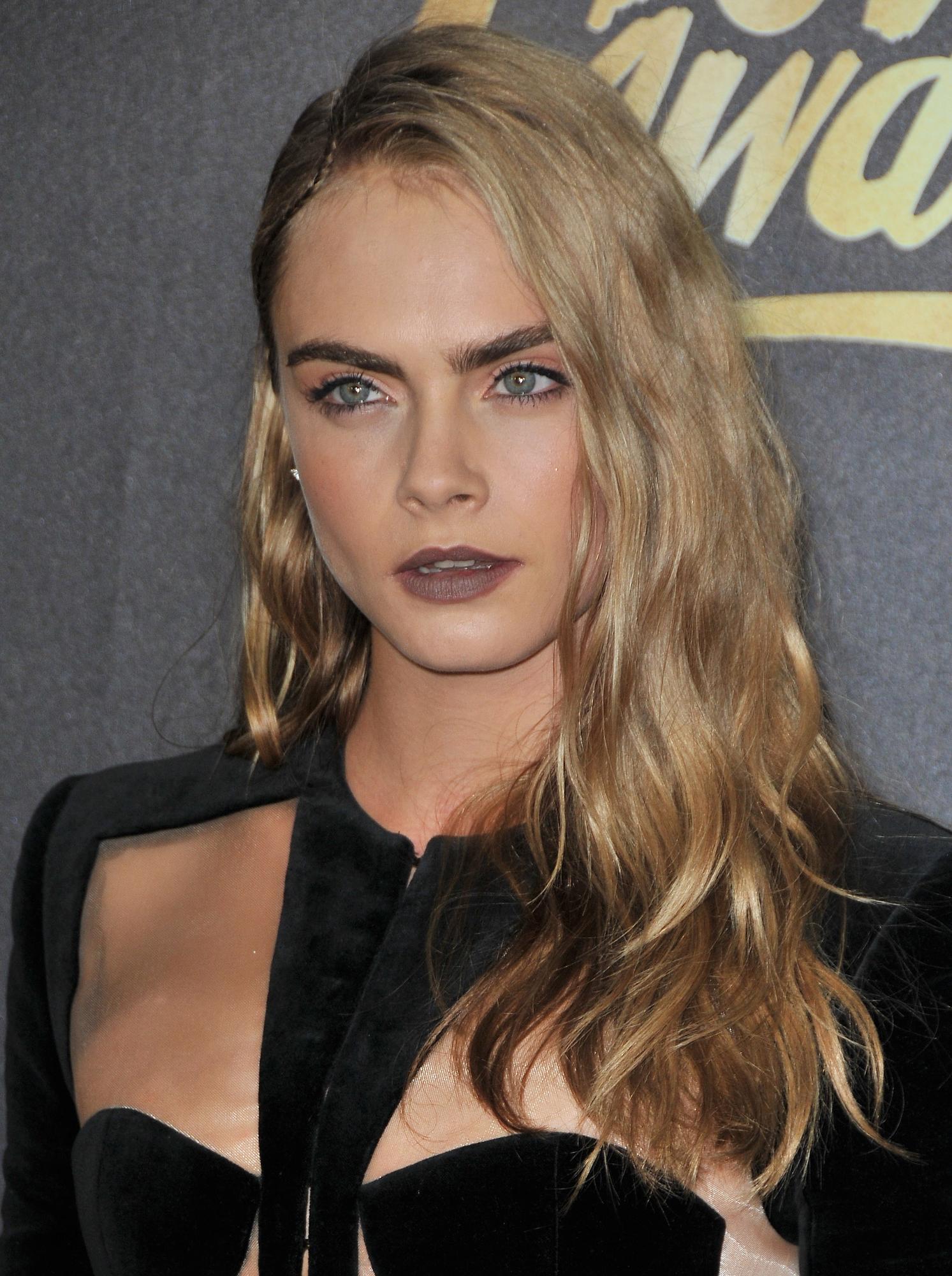 (N - 18) Jaunimo numylėtinė Cara Delevingne pademonstravo