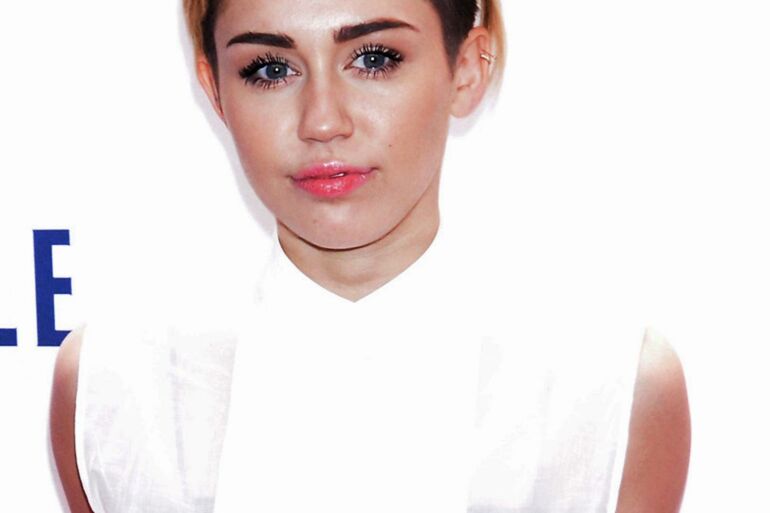 N-18: Miley Cyrus nusifotografavo nuoga(FOTO)