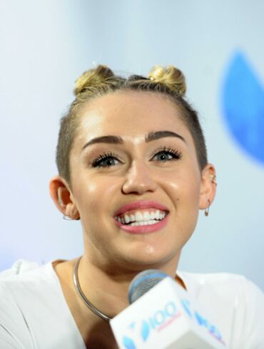 N-18: Miley Cyrus pristatė naują erotišką klipą(VIDEO)