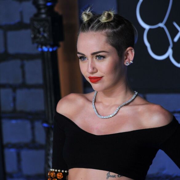 N-18: naujausiame klipe Miley Cyrus nusifilmavo nuoga(PAMATYK)