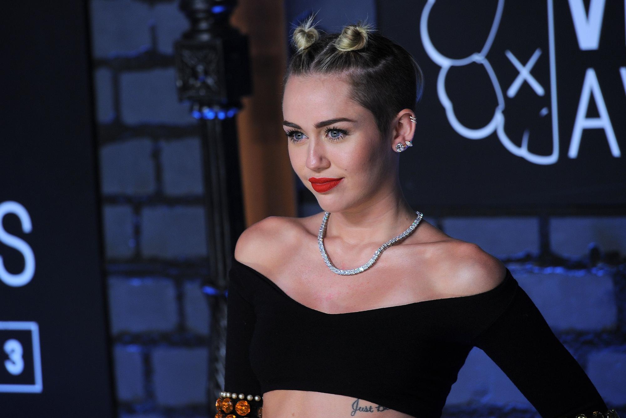 N-18: naujausiame klipe Miley Cyrus nusifilmavo nuoga(PAMATYK)