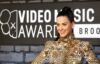 Naujausiame klipe Katy Perry virto laukine moterimi(VIDEO)