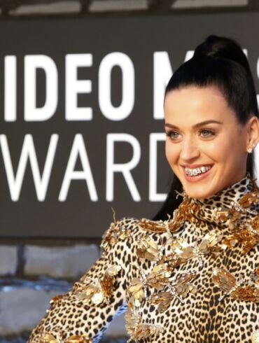 Naujausiame klipe Katy Perry virto laukine moterimi(VIDEO)