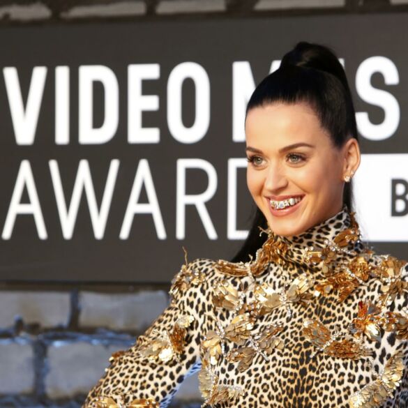 Naujausiame klipe Katy Perry virto laukine moterimi(VIDEO)