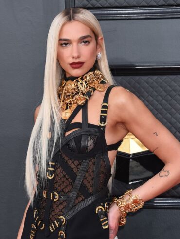 Naujausioje „Versace“ kampanijoje Dua Lipa pademonstravo neįtikėtinas kūno formas