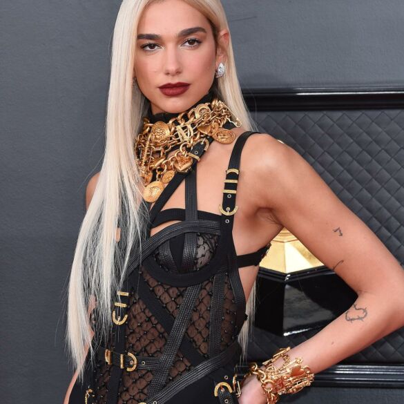 Naujausioje „Versace“ kampanijoje Dua Lipa pademonstravo neįtikėtinas kūno formas