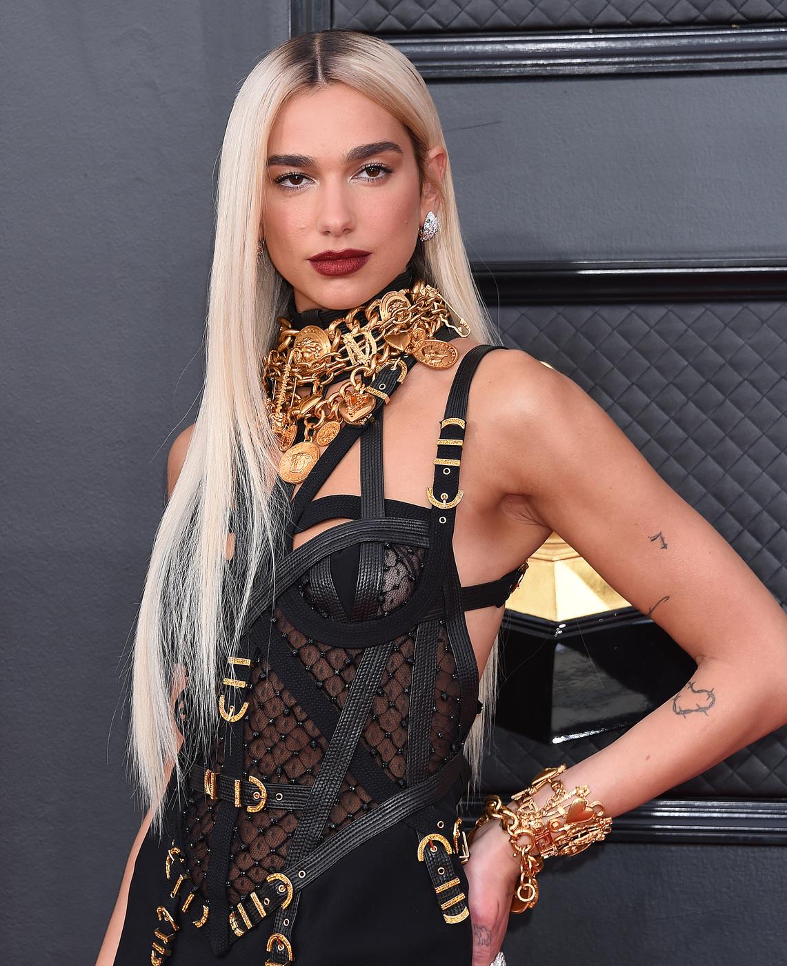 Naujausioje „Versace“ kampanijoje Dua Lipa pademonstravo neįtikėtinas kūno formas