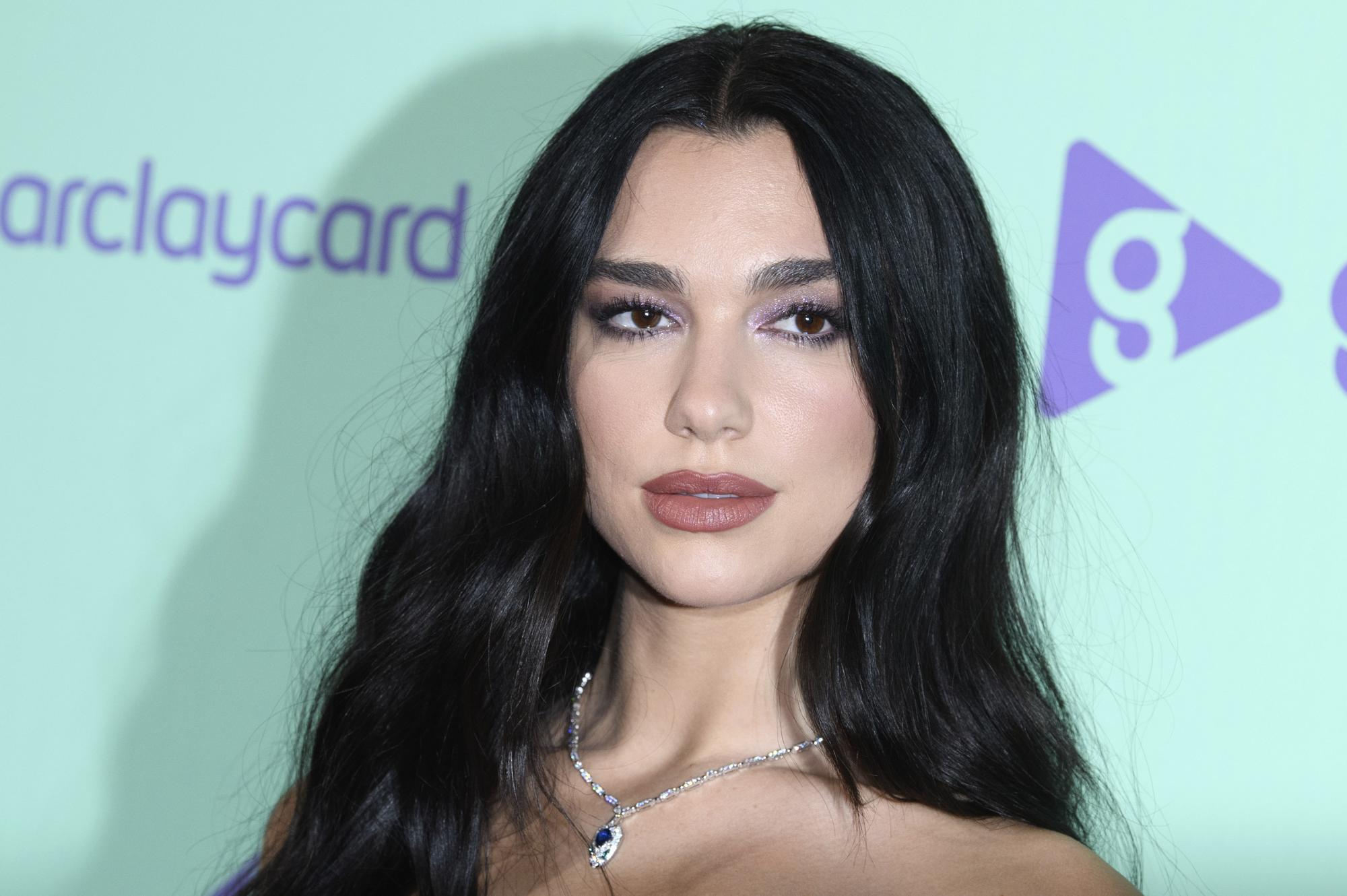 Naujoji atlikėjos Dua Lipa simpatija: sparčiai karjeros laiptais kylantis žavingas reperis