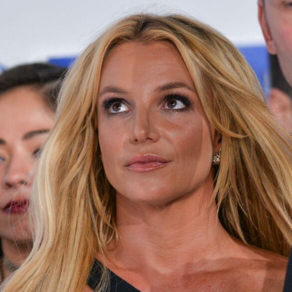 Neseniai ištekėjusi pop princesė Britney Spears socialiniuose tinkluose pasidalijo net 11 pikantiškų nuotraukų