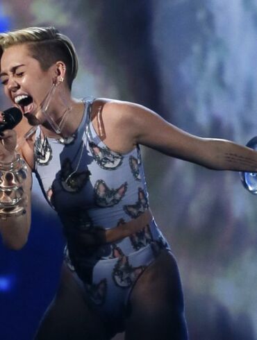 Nusirengė: Miley Cyrus scenoje pasirodė su apatinius primenančiu apdaru(FOTO)