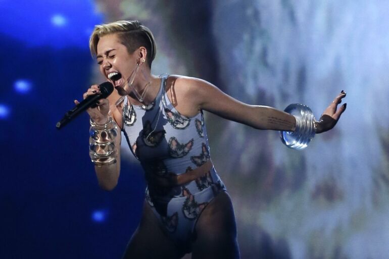 Nusirengė: Miley Cyrus scenoje pasirodė su apatinius primenančiu apdaru(FOTO)