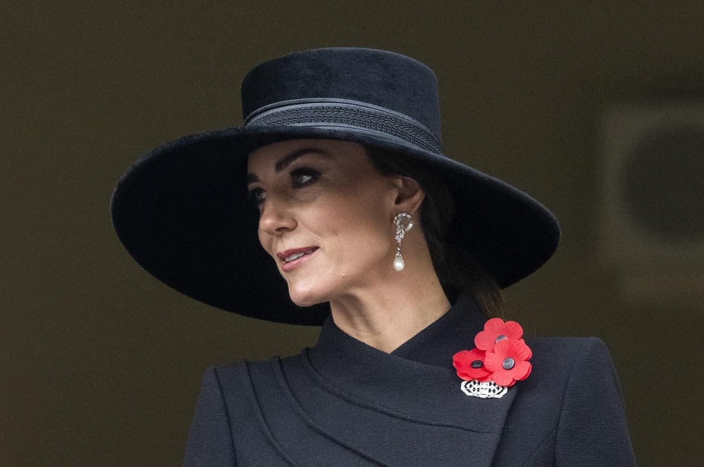 Pagarbos simbolis princesei Dianai: Kate Middleton pasipuošė ypatingais auskarais