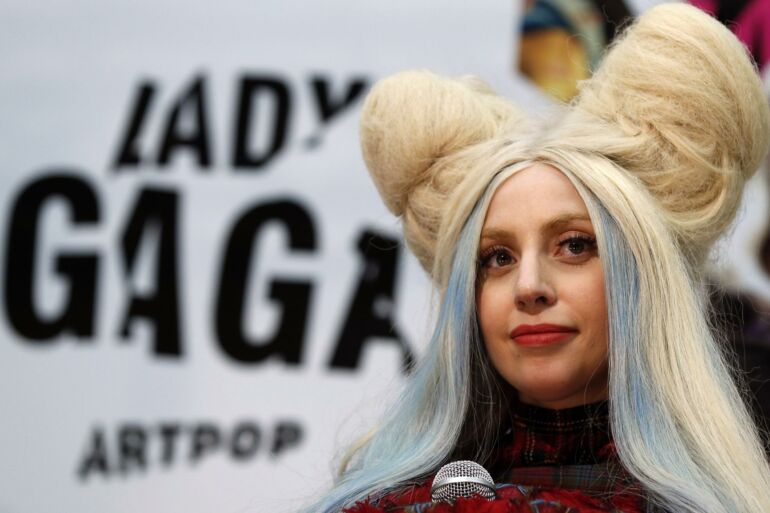 Pasipuošė: naujas Lady Gagos įvaizdis pribloškė jos tykojusius paparacius(FOTO)