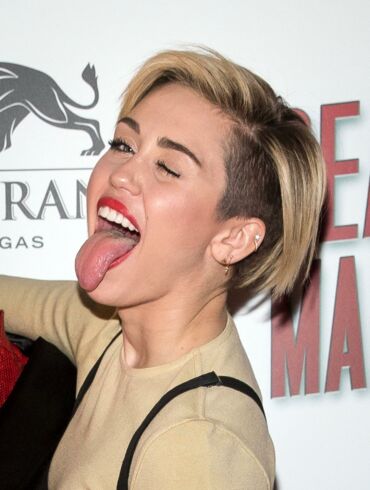 Permainos: Miley Cyrus pademonstravo naujus dantis(FOTO)