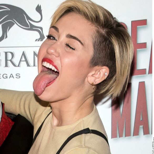 Permainos: Miley Cyrus pademonstravo naujus dantis(FOTO)