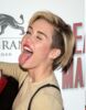 Permainos: Miley Cyrus pademonstravo naujus dantis(FOTO)