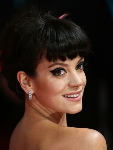 Permainos: per naktį dainininkė Lily Allen kardinaliai pakeitė plaukų spalvą(FOTO)