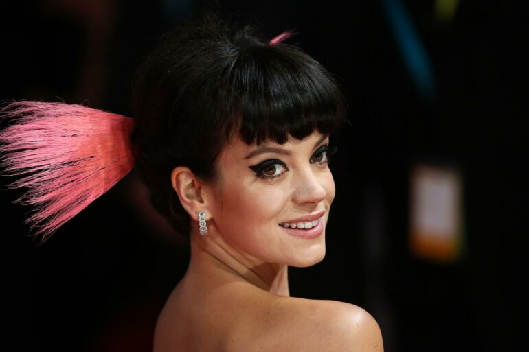 Permainos: per naktį dainininkė Lily Allen kardinaliai pakeitė plaukų spalvą(FOTO)