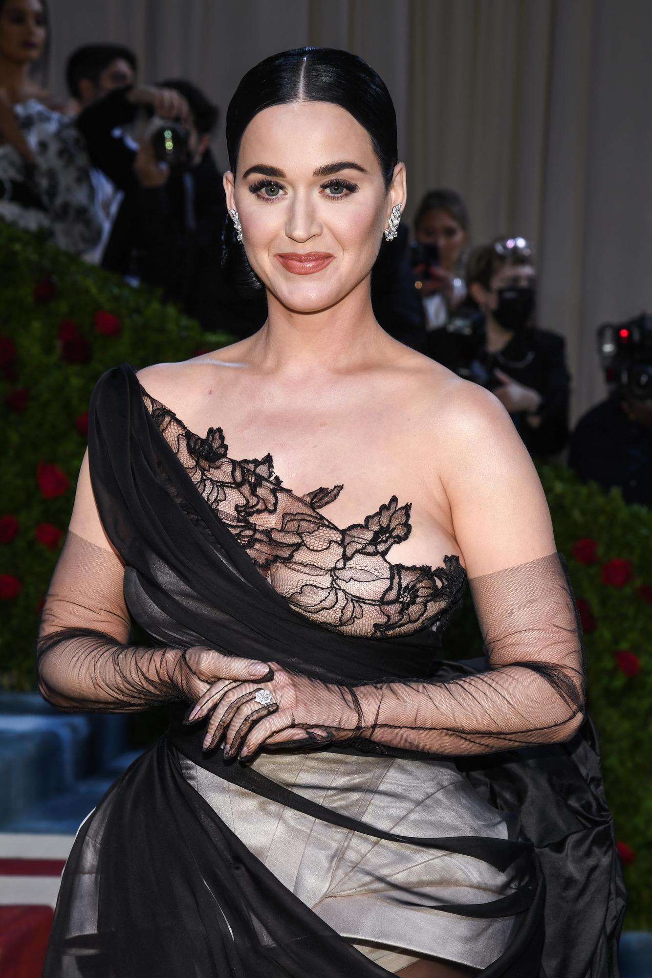 Po atlikėjos Katy Perry koncerto gerbėjai liko nustebę: moteris sviedė į minią picą