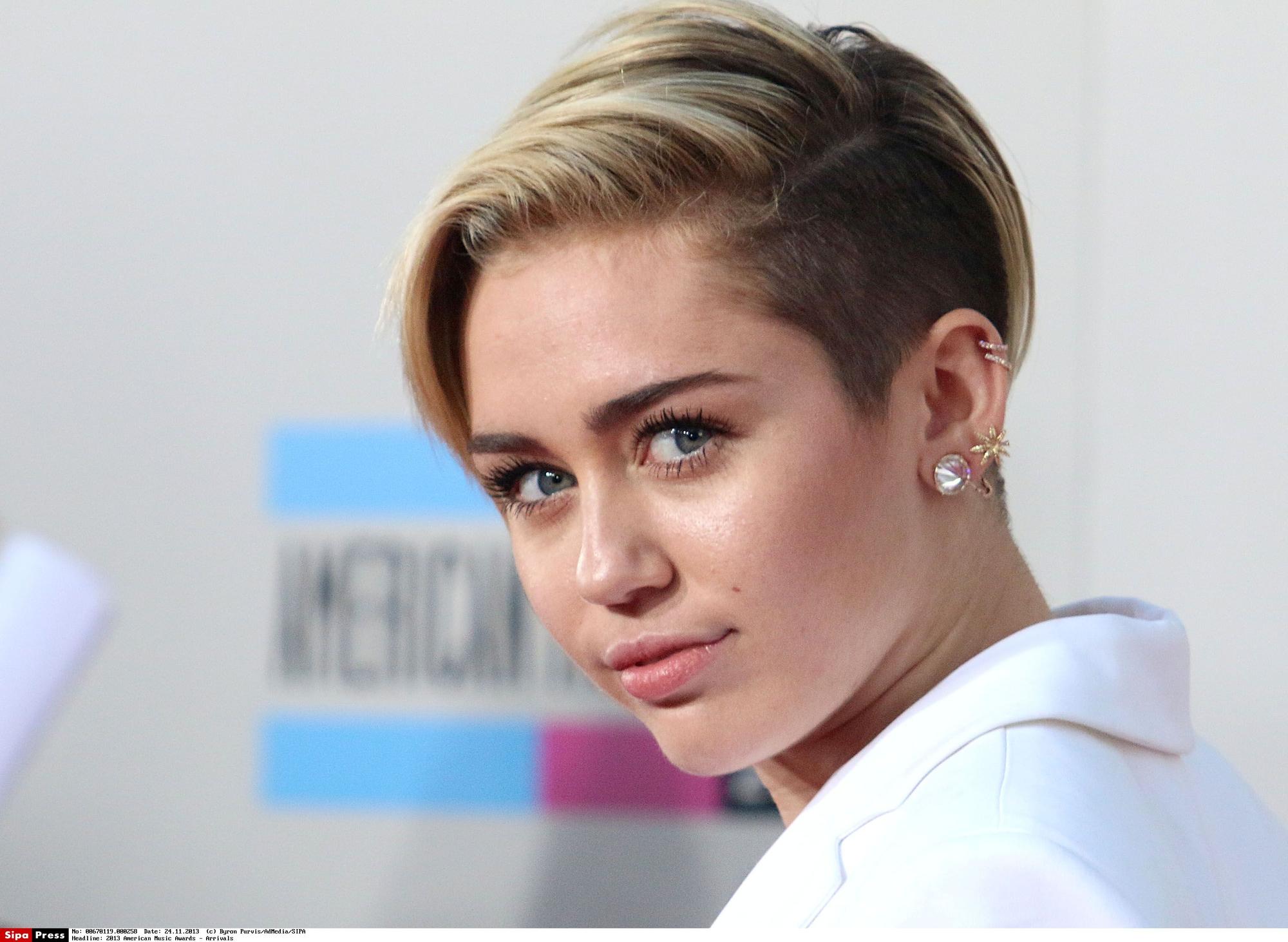 Pokyčiai: naujoji Miley Cyrus šukuosena sulaukė pašaipų(FOTO)