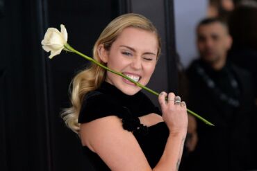 Populiariausiu 2023 metų hitu pretenduojantis tapti muzikinis kūrinys: nauja Miley Cyrus daina „Flowers“