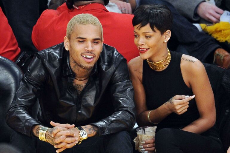 Prieš buvusiąją Rihanna smurtavęs Chris Brown koncerto metu sviedė gerbėjos telefoną į minią