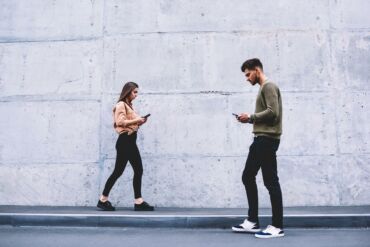 Priklausomybės kaina: kas šeštas telefono naudotojas yra atsitrenkęs ar pargriuvęs