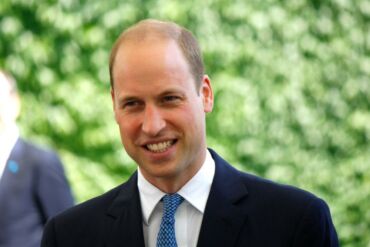 Princas Williamas pastebėtas Londono gatvėje pardavinėjantis žurnalą apie benamystę