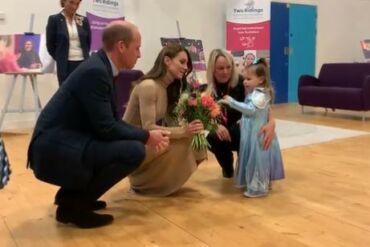 Princo William ir K. Middleton kalbą nutraukė maža mergaitė: karališkosios šeimos atstovų reakcija įsiminė daugeliui