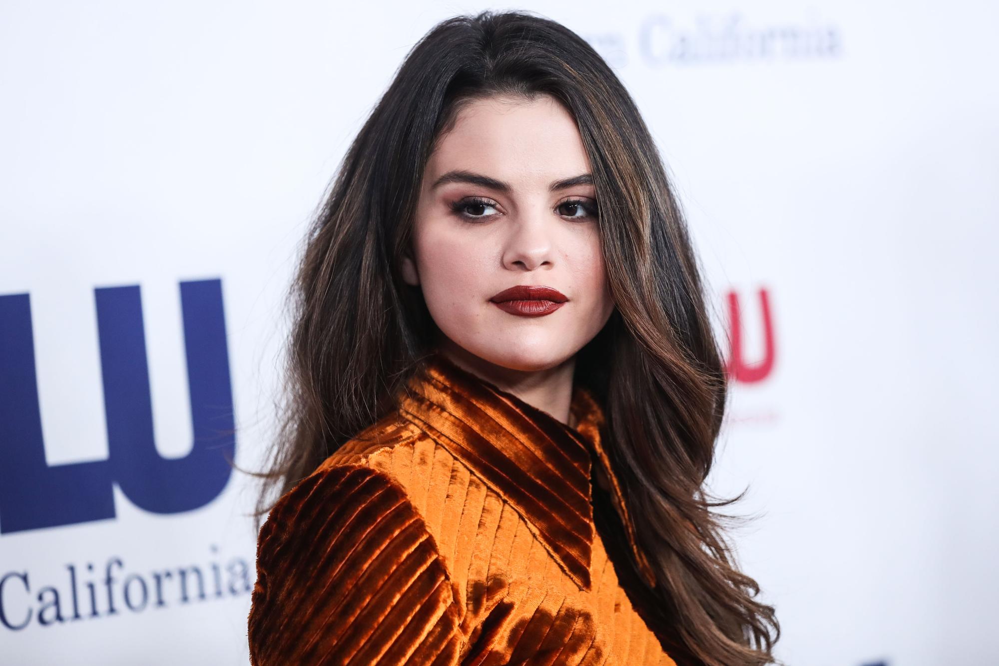 Retai kada viešumoje matoma Selena Gomez pademonstravo moteriškus kūno linkius (FOTO)